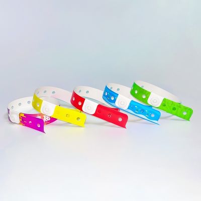 맞춤 프로모션 방수 비닐 PVC 손목밴드 L 모양 1층 PVC 방수 다채로운 종이 손목밴드