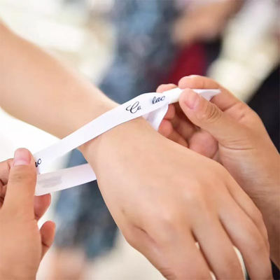 일회용 직물 직물 손목밴드 팔찌 사용자 지정 로고 조정 가능한 OEM 용 한 면 또는 두 면 인쇄